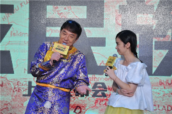 成龙《绝地逃亡》发布会「最炫民族风」跳舞卖萌 范冰冰变身「最美苗族小妹」