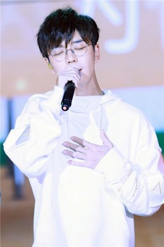 王栎鑫大秀歌艺 演唱《浮夸》被疯转
