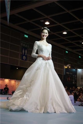〈Yes香港现场〉陈凯琳穿婚纱走秀美呆了 结婚时间要问郑嘉颖