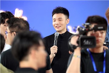 李荣浩紧身黑衣帅气满分