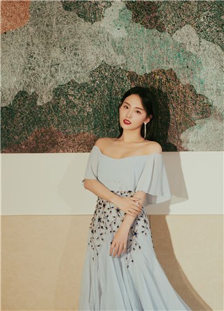 张嘉倪优雅亮相 泪痣锁骨杀低调诠释进阶性感