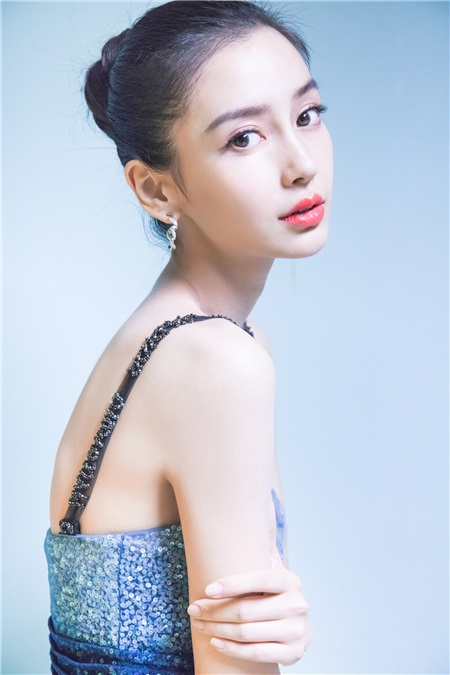 Angelababy再助力慈善 与倪妮即兴合唱情歌为慈善献声