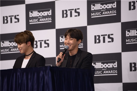 BTS Billboard获奖纪念记者会 Jin世界级帅脸获认证