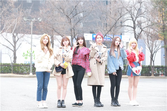 《音乐银行》上班路组图 GFRIEND‧BTOB等亮相
