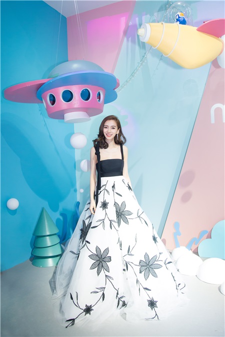 Angelababy黑白礼裙优雅亮相 现场即兴演唱惊艳粉丝