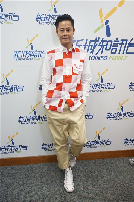 蔡一杰出席电台活动宣传自己的最新作品