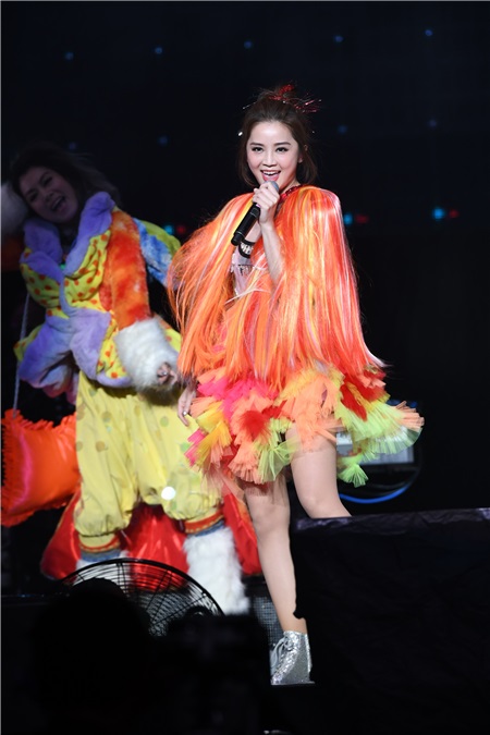 Twins上海演唱会万人大合唱 粉红闺蜜装仙女下凡