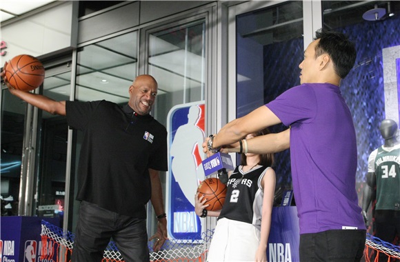安心亚、Ron Harper出席NBA旗舰店开幕