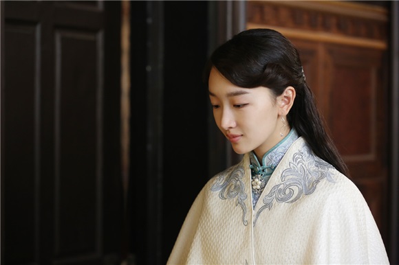 《麻雀》周冬雨制服造型曝光 帅气与柔美并存
