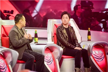 潘粤明坐姿乖巧