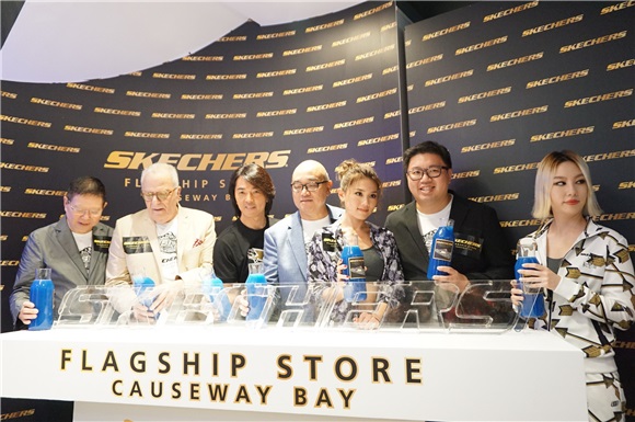 郑伊健与周秀娜出席《SKECHERS旗舰店开幕》