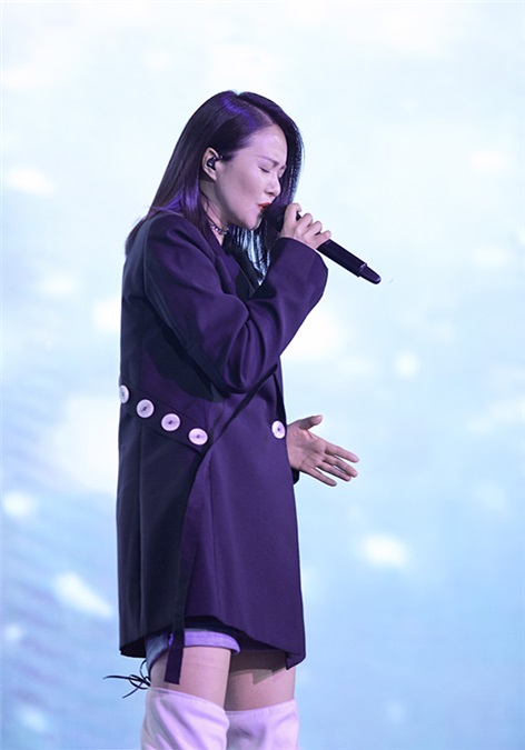 谭维维现身《盗墓笔记》盛典 首唱《无问》燃爆现场