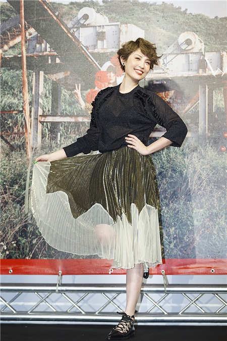 魏如萱新专封面飘「厌世颜」 王若琳送狂花留声机祝狂卖