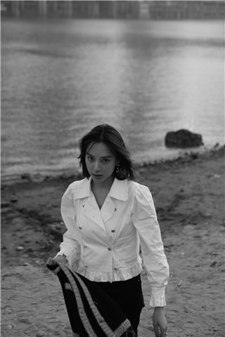 孙嘉灵黑白文艺写真曝光 质感极简诠释雾都浪漫