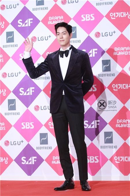2016sbs演技大赏举行 朴信惠、李准基、IU、李敏镐等出席红毯