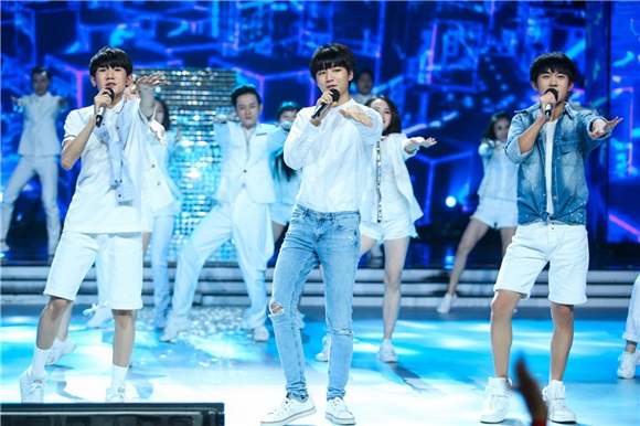 李宇春TFBOYS偶像集结 青春呆萌运动力惊人
