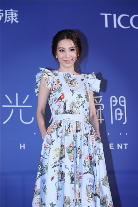 田馥甄亮丽出席隐形眼镜品牌代言活动