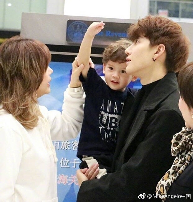 实习崴:Mike发文想念家人 机场送别女子 网友以为是「孩子的妈」