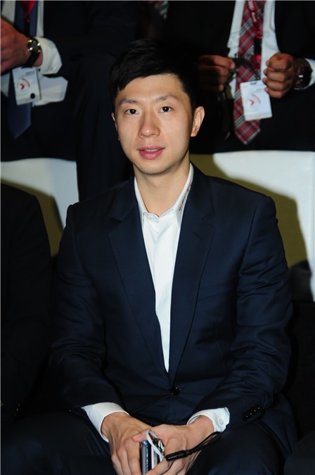 古巨基上海捞金遭李泉调侃「基基」笑翻全场 两人引吭对唱炒热全场气氛