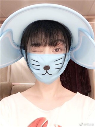 范冰冰开启夏日防晒篇 帽子X猫咪口罩可爱又实用