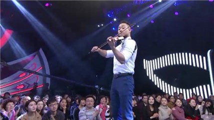 三号男嘉宾现场表演多种乐器