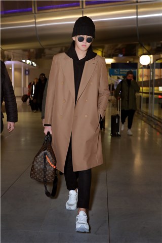 品牌代言人吴亦凡现身巴黎机场 将前往巴黎时装周观看大秀
