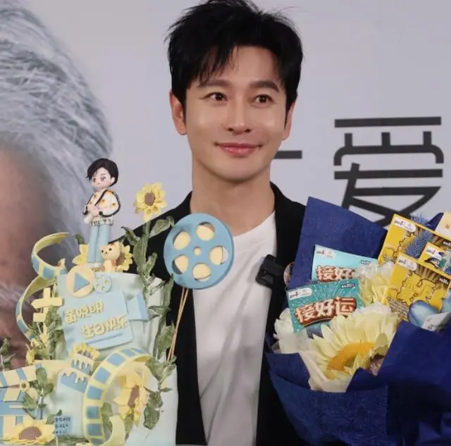 黄晓明晒46岁庆生照 儿子小海绵罕见露面温馨送生日寄语
