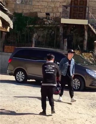 今天陈赫网友拍到拎包入住了院子