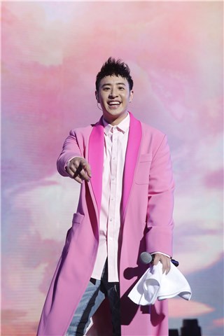 潘玮柏演唱会首站万人开唱 为演唱会健身有成精神奕奕