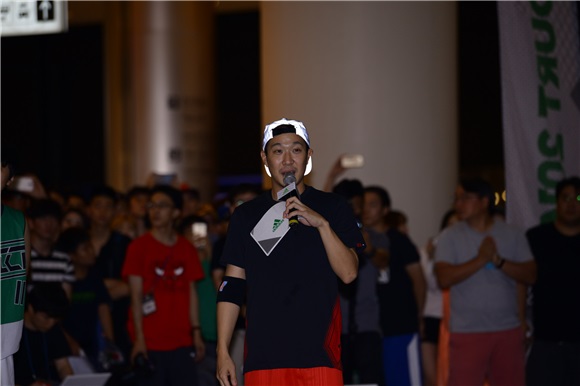 NBA球星德里克·罗斯与韩星HaHa Epik High等出席2016篮球大会决胜战活动