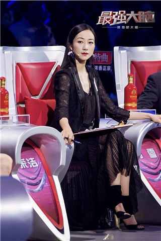 韩雪专注观战