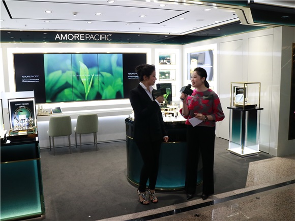 锺楚红出席时代广场AMOREPACIFIC概念店开幕活动