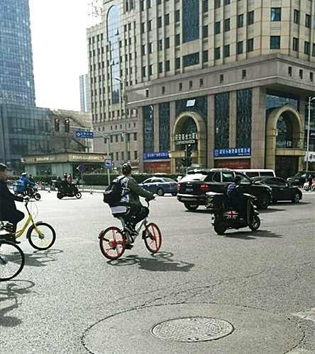 蒋劲夫抢骑共用单车 网友：真接地气