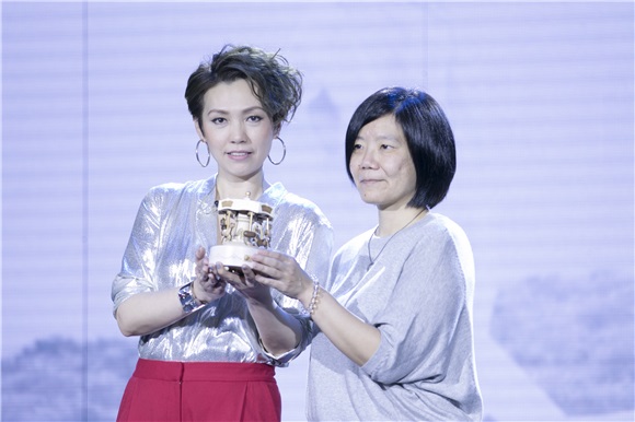 陈洁仪《天堂边缘》发布会首唱新歌 VR版《生命有过你》MV现场曝光