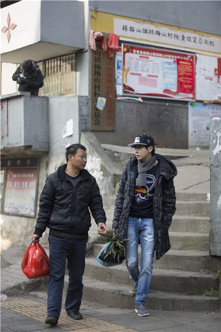 Yif体验180米地下水电站生活 呼吁大家珍惜资源