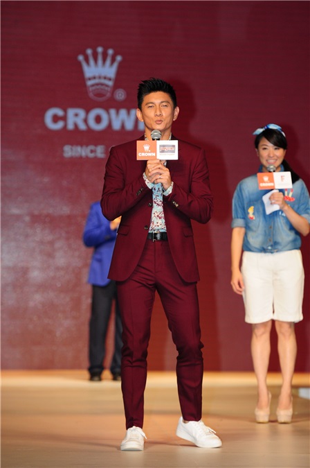 吴奇隆出席CROWN行李箱代言活动 与粉丝合影甘当「人肉背景板」