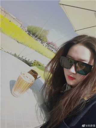 刘亦菲油菜花田自拍   侧颜天花板人比花美