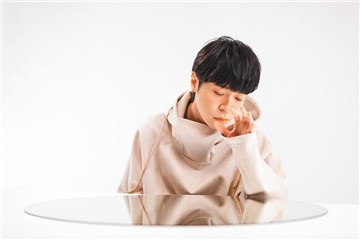 吴青峰拍新歌MV   5分身让工作人员傻眼