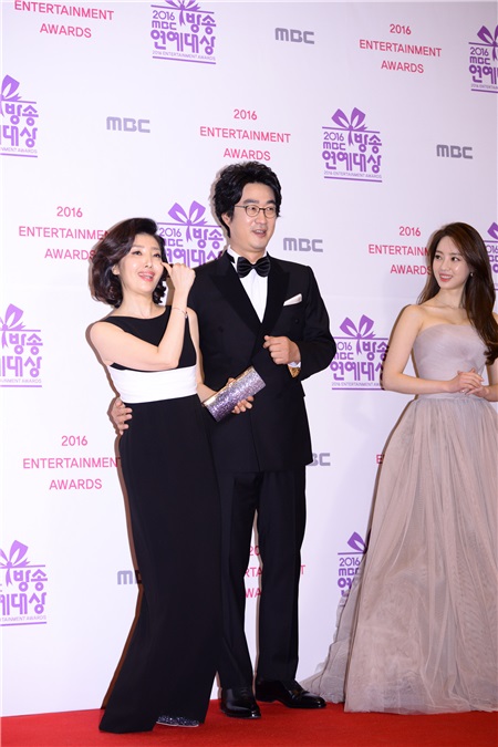 刘在石、HAHA、郑俊河等一同走上「2016 MBC放送演艺大赏」红毯