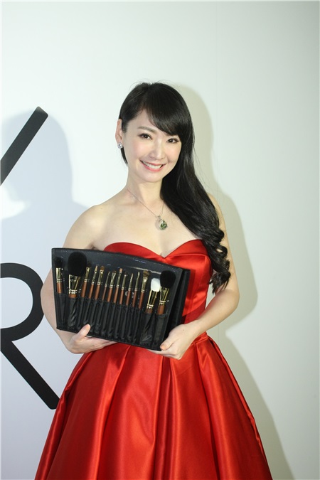 王俐人出席情人节彩妆活动