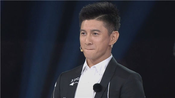 吴奇隆变身暖心教头 贴心举动掳获少女心