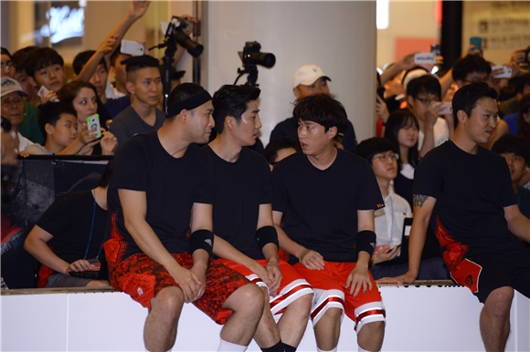 NBA球星德里克·罗斯与韩星HaHa Epik High等出席2016篮球大会决胜战活动