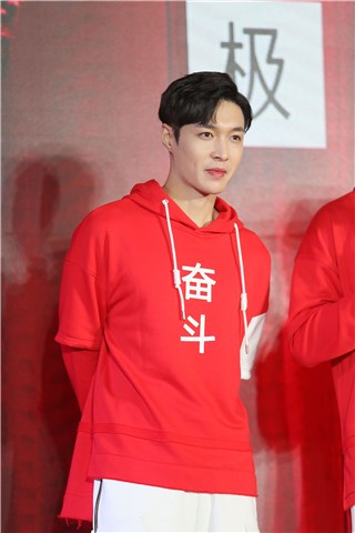 “小绵羊”张艺兴在发布会上