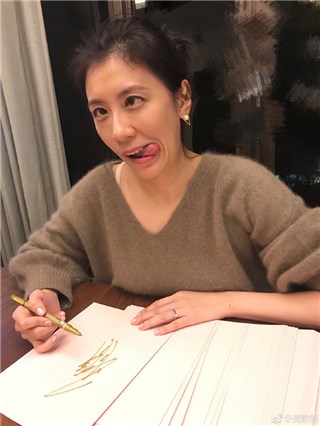 贾静雯脸歪嘴斜为哪桩？ 却喊歪脸也开心