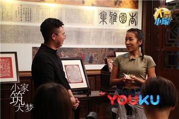 吉克隽逸向朱铭学习剪纸