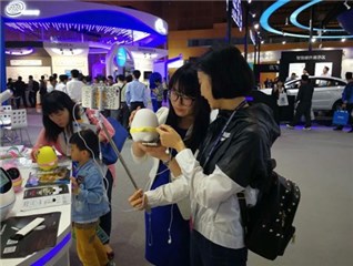 (图:机器人大会上观展者对小蛋爱不释手)