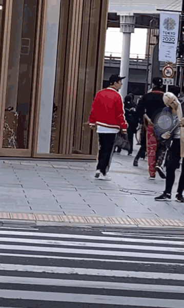 王思聪东京街头闲逛   穿着喜庆不戴口罩