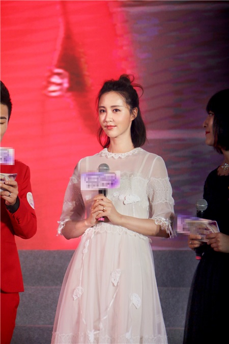 张歆艺丸子头亮相元气十足 嘟嘴搞怪表情包齐上线