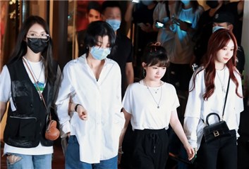 Yamy录音事件后首现身 前火箭少女队友左右保护