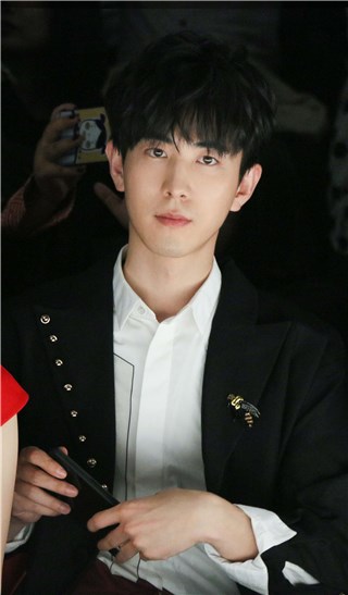 李川受邀看秀 简约风衣演绎摩登时尚